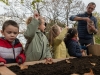 Les petits Beaunois, les mains dans la terre