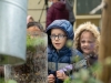 Les petits Beaunois, les mains dans la terre