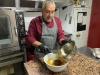 Beaune - Rosario Boccarossa confectionne le panettone de Noël à l'ancienne