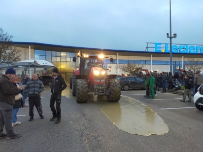 Beaune - Le Centre Leclerc pris pour cible de la grogne agricole : tracteurs, lisier et pneus...