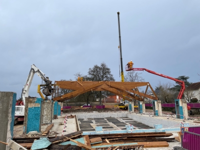 Beaune - La charpente de la couverture du stade nautique tombe, une page se tourne