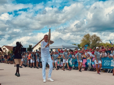 Beaune – Une arrivée spectaculaire de la Flamme Olympique à la Cité des Climats et Vins de Bourgogne 