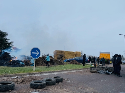 À Beaune, les agriculteurs tiennent le front sous la neige