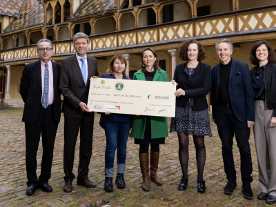 Hospices de Beaune: remise du chèque par les Maisons Louis Latour et Joseph Drouhin