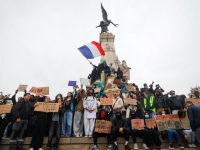Quelles sont les mesures proposées par le gouvernement pour apaiser la colère lycéenne et étudiante ?