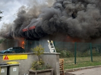 Saint-Apollinaire -Les pompiers maîtrisent rapidement un incendie dans un local de 400 m²