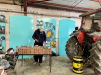 Beaune - Gouzous, tracteur et aérosol : Jace fait pétiller l’Hôtel-Dieu depuis un hangar agricole