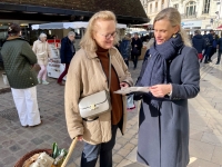 Municipales 2026 à Beaune - Sur le marché, Marie-Laure Rakic dévoile ses priorités en cartes postales