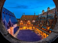 A l’Hôtel-Dieu de Beaune - Étoiles, énigmes et art urbain, un mois d’août entre ciel, soin et création