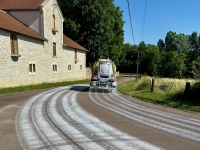 Côte-d'Or - L’épandage de lait de chaux pour éviter le ressuage des routes et maintenir la sécurité des usagers