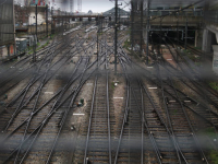 Gare d’Austerlitz à Paris : touchés par des tirs de la police ferroviaire, un homme entre la vie et la mort, un autre blessé au pied