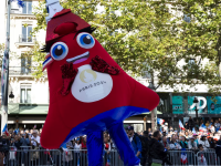 Couronne de Philippe Katerine, pupitre de Tony Estanguet, costume de Phryge... la liste des reliques des Jeux de Paris 2024 mises aux enchères dimanche