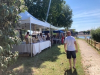 Un marché artisanal au bord de l’eau à Saint-Jean-de-Losne
