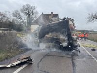 Saint-Nicolas-lès-Cîteaux - Une camionnette percute un mur et un poteau électrique avant de s’embraser