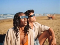 Éclipse solaire : des lunettes adaptées sont indispensables pour observer le soleil en toute sécurité