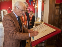 Le Roi de Suède fait Grand Officier de la Confrérie des Chevaliers du Tastevin au Château du Clos de Vougeot 