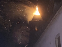Dans le Jura, le clocher de l'église de Montmorot frappé par la foudre 