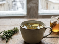 Toux, rhume, grippe : cette tisane maison aux 5 plantes de votre cuisine pourrait enfin sauver vos nuits