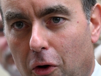 Sébastien Lecornu veut utiliser les "surplus" fiscaux sur le carburant pour financer l'électrification