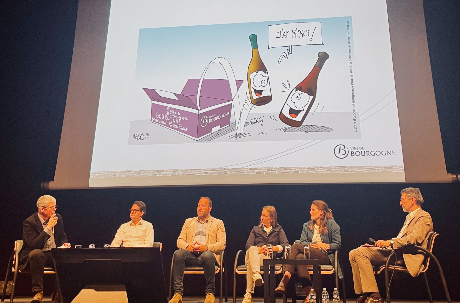 Témoignages de professionnels engagés dans la démarche : - Hélène Sarkis, Gérante et régisseuse du Domaine Joblot à Givry - Charles Lambolley, Directeur Communication et Marketing des Vignerons des Terres Secrètes et Nuiton-Beaunoy - Matthieu Mangenot, Directeur Technique de la Maison Albert Bichot  Présentation de solutions par les verriers Aurélie Roche, Chef de Marché Vins chez Verralia à Lyon, a présenté des solutions innovantes pour réduire l'empreinte carbone liée aux emballages.