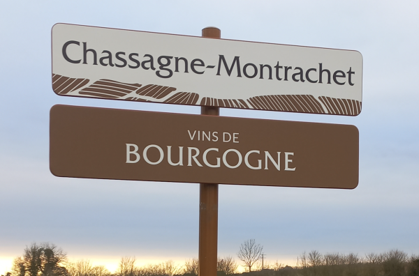 Vignes ancestrales et panneau tout neuf dans les appellations de Bourgogne