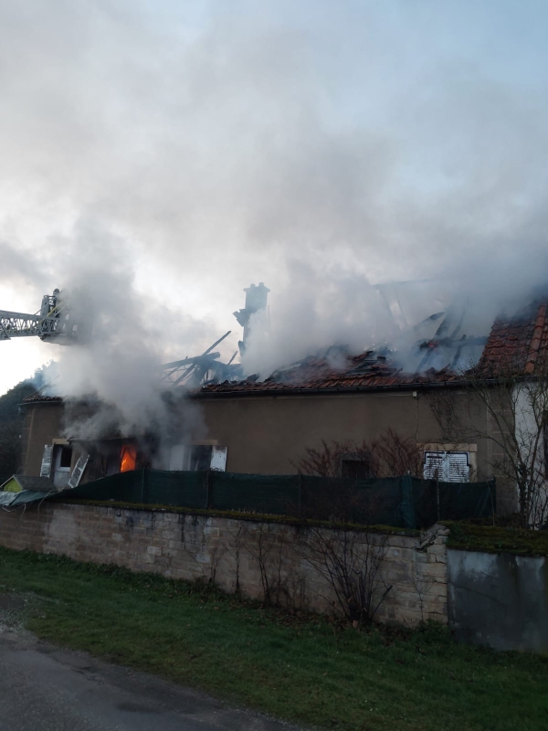 Brazey-en-Plaine - Un pavillon en feu, 32 sapeurs-pompiers 