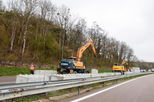 Travaux de sécurisation de la falaise le long de la Côte-d'Orienne (A38) sur la commune de Créancey