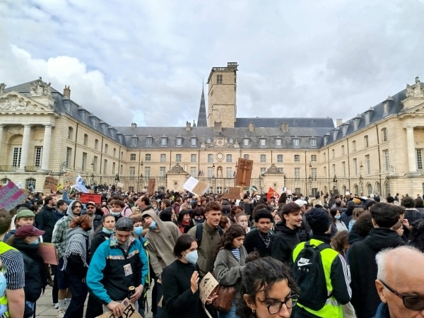 Dijon – Manifestation contre la vie chère : entre 4 000 et 5 000 personnes dans les rues, des violences en marge du cortège