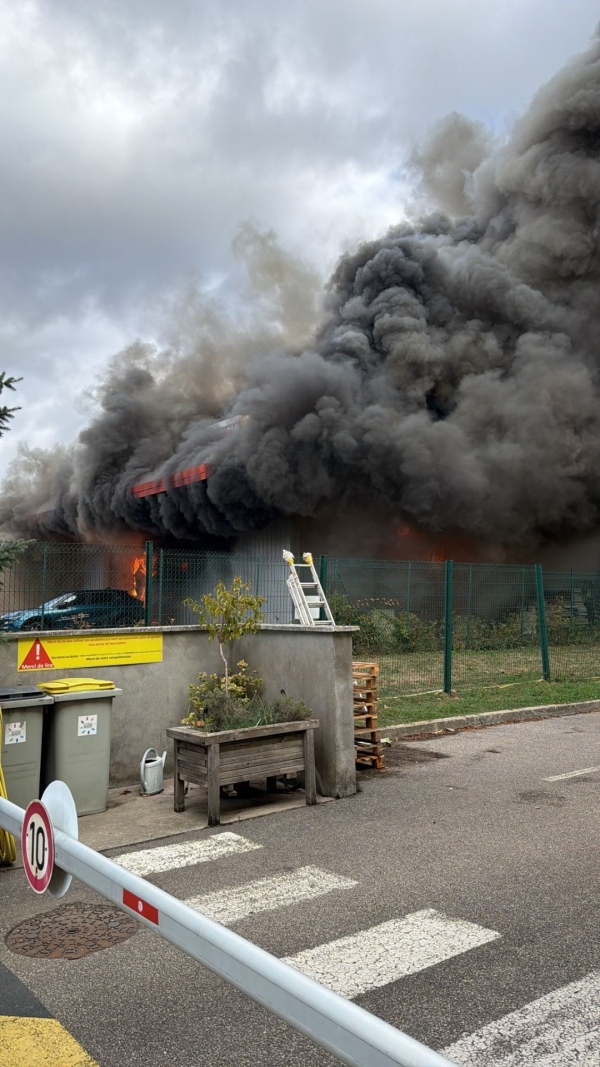 Saint-Apollinaire -Les pompiers maîtrisent rapidement un incendie dans un local de 400 m²