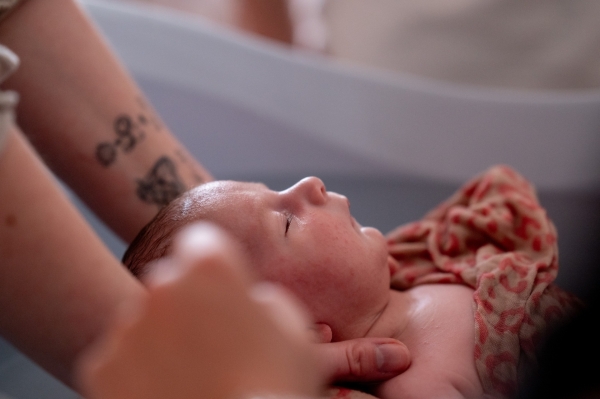 Beaune - Le post-partum autrement avec Maryline Alonso qui propose le Rituel du Bain Sensoriel, une bulle de douceur pour bébé et ses parents