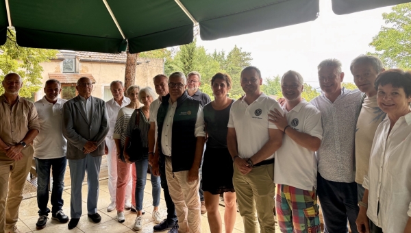 Beaune - Un don de 2 000 € remis à l’association « César marche avec vous » par le Kiwanis et le Rotary