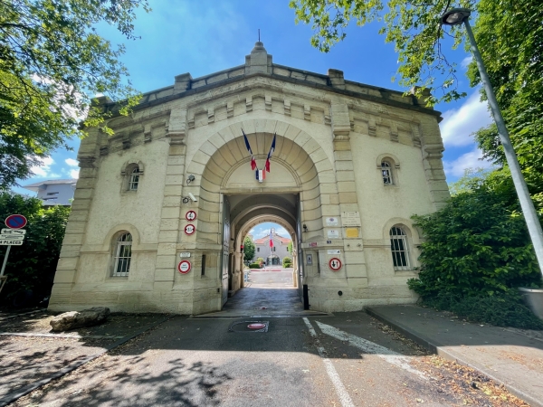 Double évasion à la prison de Dijon – deux détenus en fuite après avoir scié les barreaux