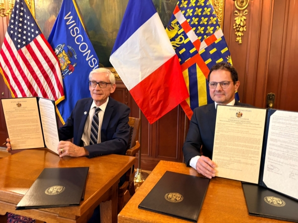 Bourgogne-Franche-Comté – Un pont avec les États-Unis : Jérôme Durain signe un accord de jumelage avec le Wisconsin pour renforcer les échanges économiques, scientifiques et éducatifs