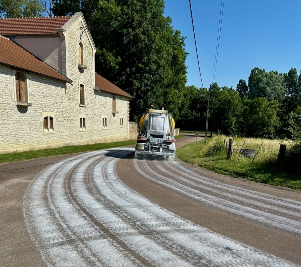 Côte-d'Or - L’épandage de lait de chaux pour éviter le ressuage des routes et maintenir la sécurité des usagers