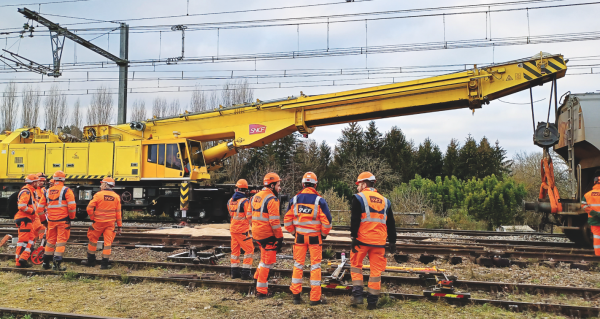 "Elle est unique en France" : la grue Kirow, l’arme secrète de la SNCF pour les urgences ferroviaires