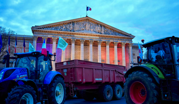 Colère des agriculteurs : les tracteurs de la FNSEA quittent Paris, l'A64 bloquée aux portes de Toulouse