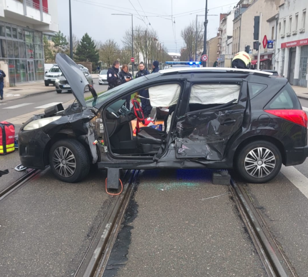 Dijon - Collision entre un véhicule et un tram : trois personnes prises en charge