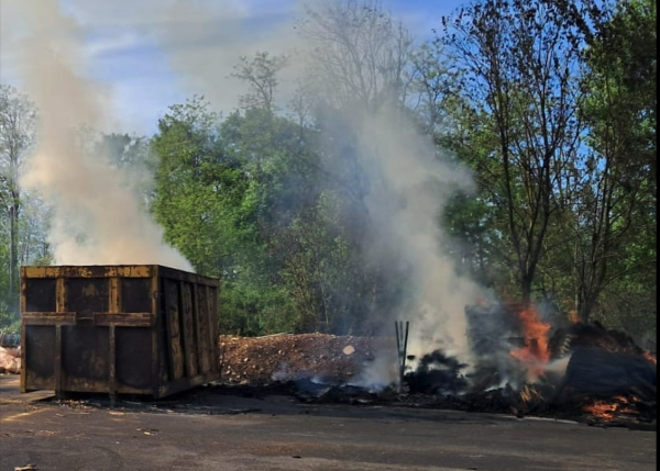 Poinçon-lès-Larrey - Important feu de bois dans une entreprise, sept personnes légèrement touchées