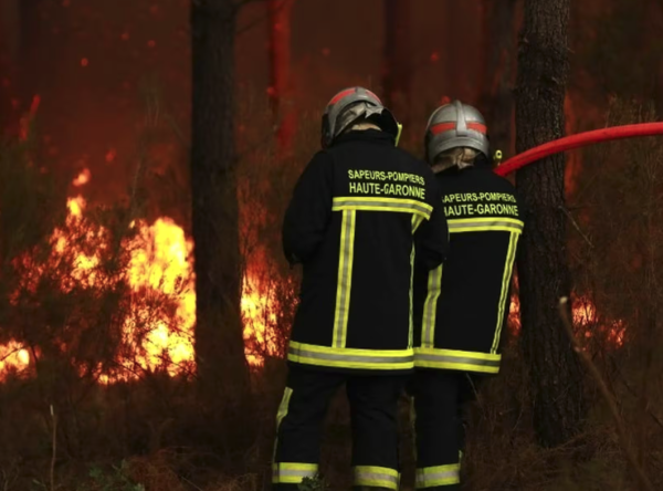 Incendies en Gironde : 84 sapeurs-pompiers ont été blessés par le feu, resté "globalement stable" durant la nuit