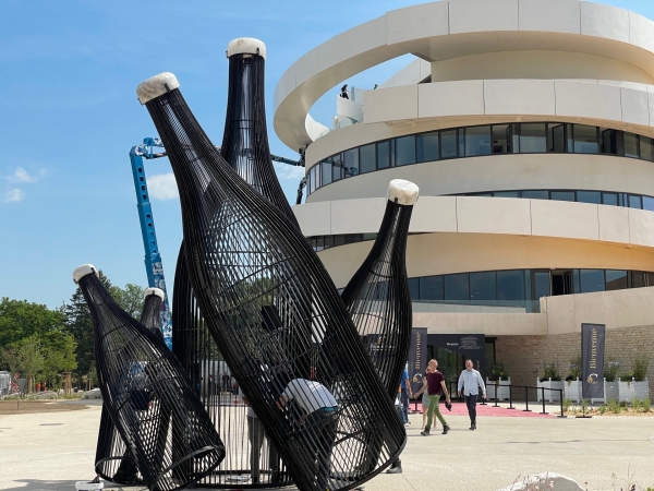 L’œuvre monumentale « Embouteillage » exposée à l’entrée de la Cité des Climats et des vins de Bourgogne 