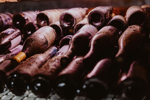 Premiers prélèvements sur les bouteilles de vin du Dijonnais immergées dans le réservoir Darcy