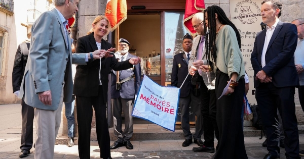 Hommage aux victimes de la Shoah : 20 nouveaux pavés de mémoire inaugurés à Dijon