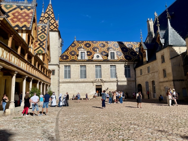 Beaune – Cinéma, vélo, patrimoine et histoire au programme d’octobre de l’Hôtel-Dieu