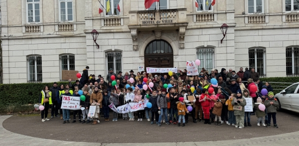 Nolay – Près de 200 personnes s’unissent contre la fermeture de classe annoncée à la rentrée