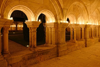 Nocturne à l’Abbaye de Fontenay : chants grégoriens et lumière des bougies pour une soirée hors du temps