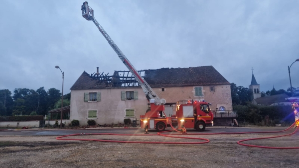 Montigny-sur-Aube - Important feu de toiture, 27 sapeurs-pompiers mobilisés