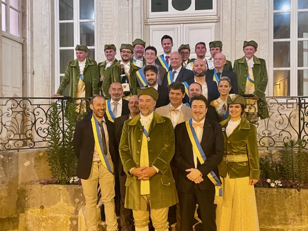 Savigny-lès-Beaune - “Bouteille sur table et cœur sur main” : immersion dans le 417e chapitre de la Cousinerie de Bourgogne