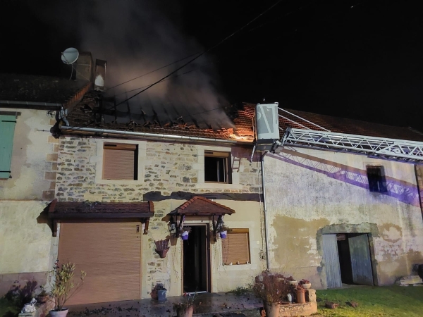 Molinot - Un feu de toiture mobilise 33 pompiers dans la nuit, aucune victime
