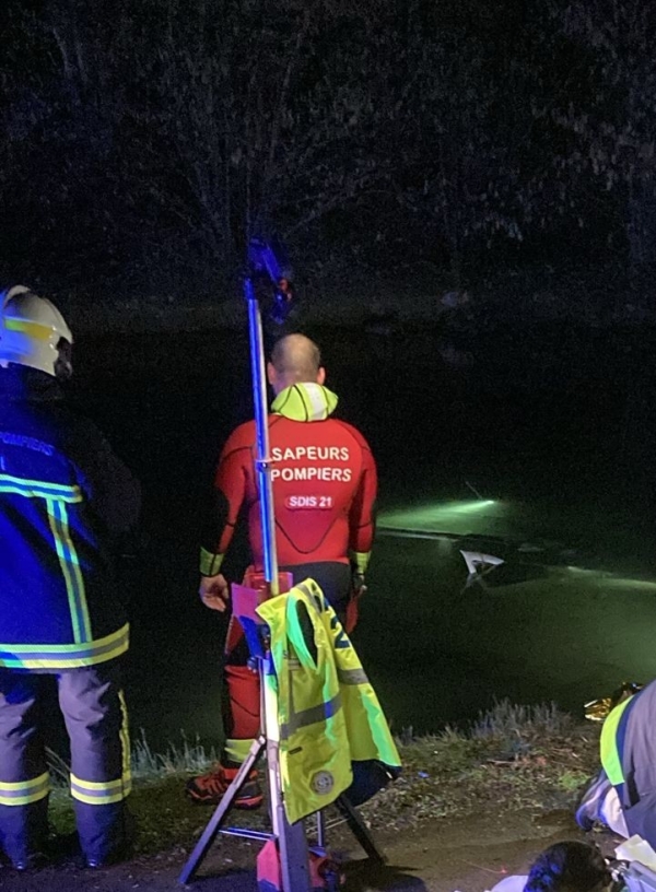 Accident le long du canal de Bourgogne : un véhicule tombe à l’eau à Plombières-lès-Dijon