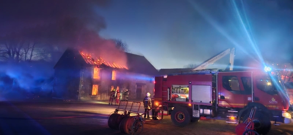 Salives - Important incendie en cours : deux corps de ferme en flammes, une victime à déplorer